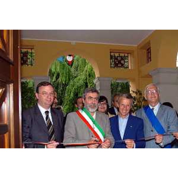 Riccardo Illy (Presidente Regione Friuli Venezia Giulia) ed Alessandro Tesini (Presidenet del Consiglio regionale) all'inaugurazione del municipio di San Daniele del Friuli (San Daniele del Friuli, 22/06/05)