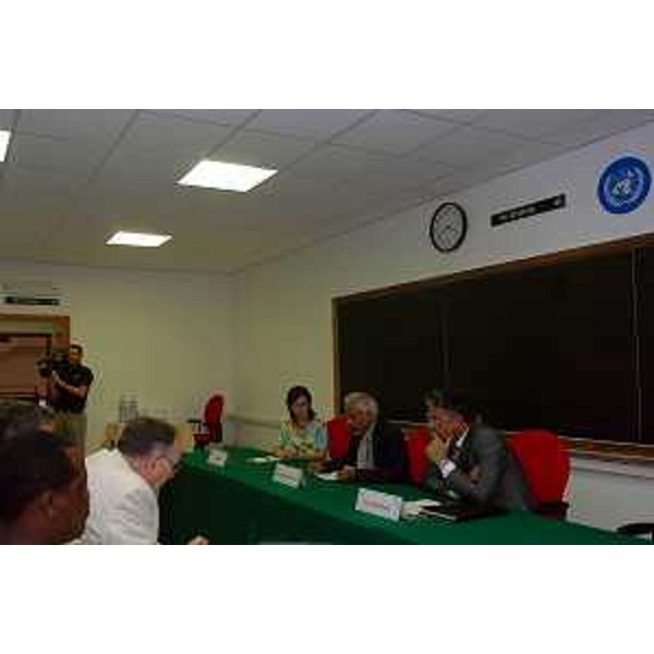 Roberto Antonaz (Assessore Regionale all'istruzione, cultura, sport e pace) con Katepalli Sreenivasan (Direttore del centro di Fisica) (Trieste, 22/06/05)