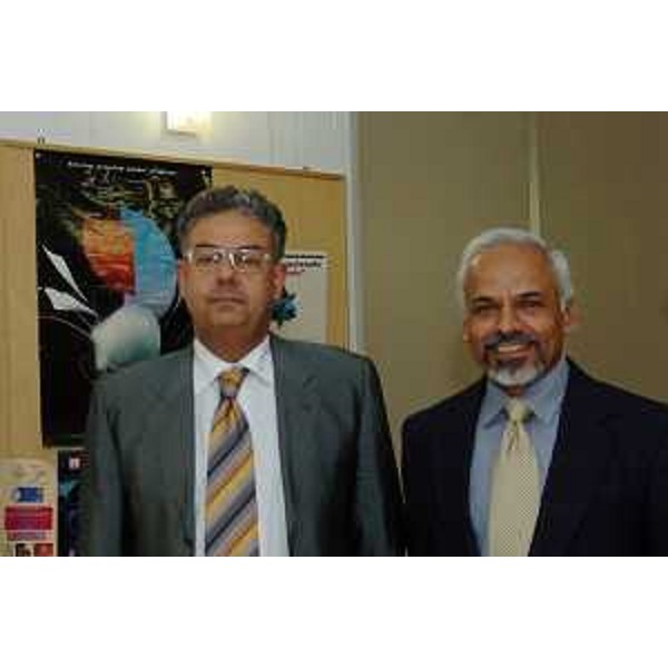 Roberto Antonaz (Assessore Regionale all'istruzione, cultura, sport e pace) con Katepalli Sreenivasan (Direttore del centro di Fisica) (Trieste, 22/06/05)