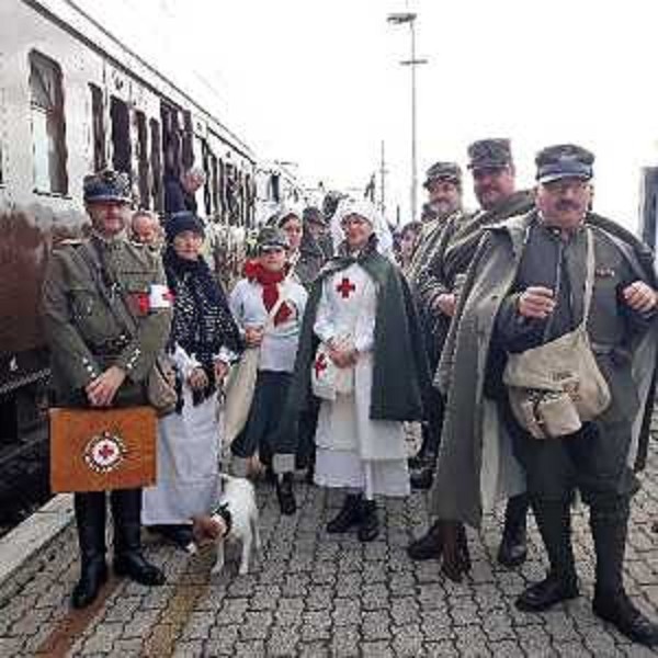 I figuranti in costume dell'associazione Amici della Fortezza di Osoppo all'arrivo del treno della Grande Guerra nella stazione di Gemona del Friuli