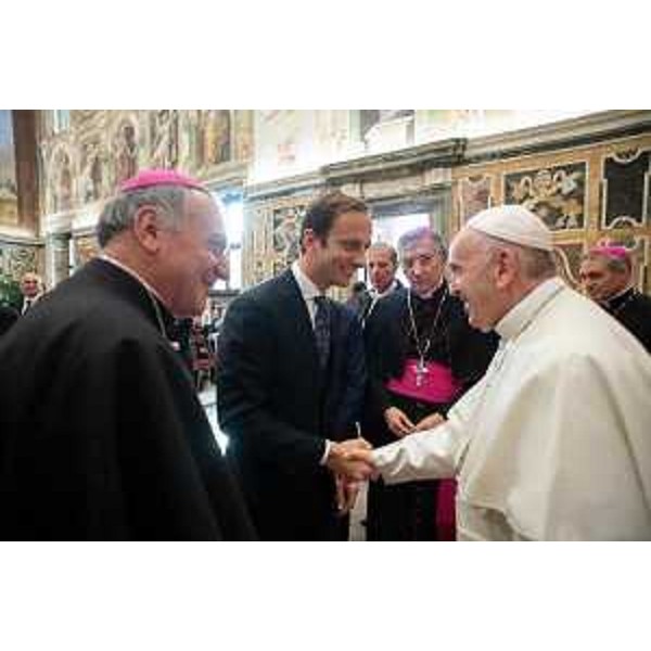La stretta di mano tra il governatore della Regione, Massimiliano Fedriga, e il Santo Padre.