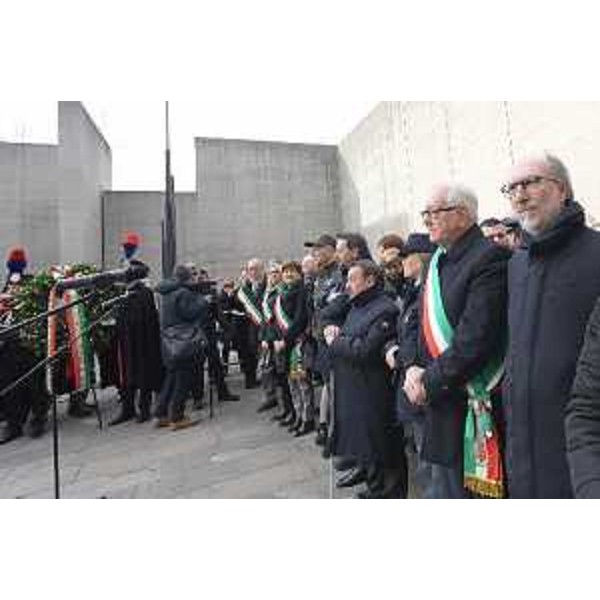 Il vicegovernatore della Regione FVG Riccardo Riccardi, primo a destra, alla cerimonia alla Risiera di San Sabba in occasione del Giornata della Memoria 