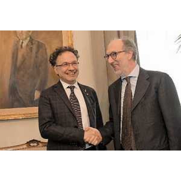 Il saluto tra il vicegovernatore della Regione FVG, Riccardo Riccardi, e il sottosegretario Michele Geraci