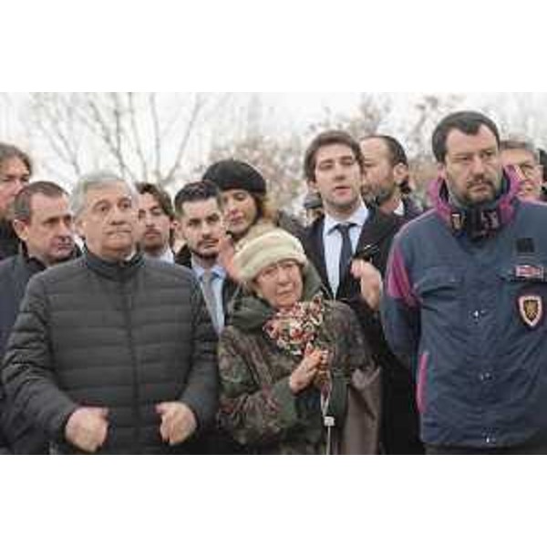 Il presidente del Parlamento europeo Antonio Tajani, Erminia Bernobi e il ministro dell'Interno Matteo Salvini alla Foiba di Basovizza 