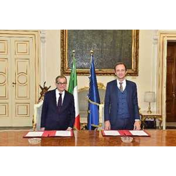 Il governatore del Friuli Venezia Giulia Massimiliano Fedriga alla firma dei patti finanziari con il ministro dell'Economia e delle Finanze Giovanni Tria