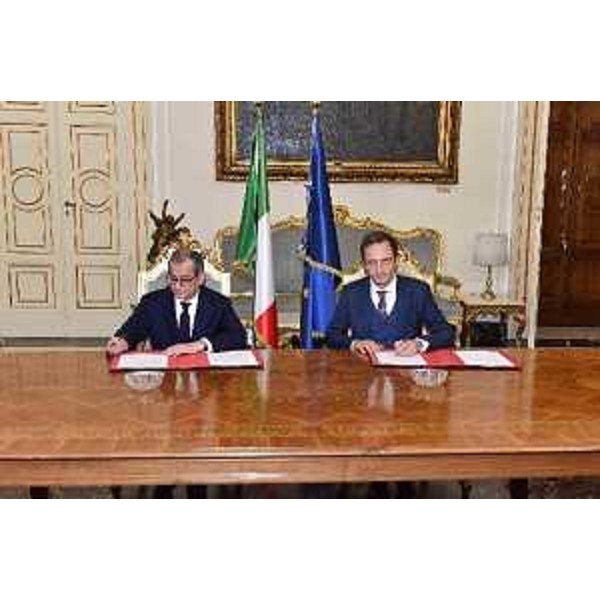 Il governatore del Friuli Venezia Giulia Massimiliano Fedriga e il ministro dell'Economia e delle Finanze Giovanni Tria firmano i patti finanziari