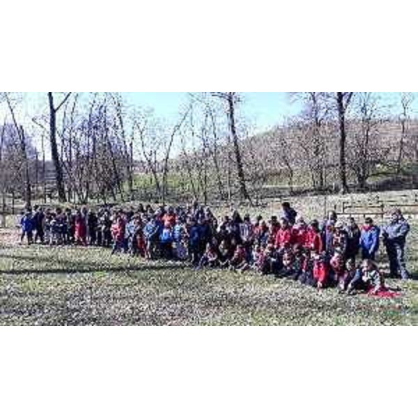 Gli alunni partecipanti alla Giornata internazionale delle Foreste a Bosco Romagno (Cividale)