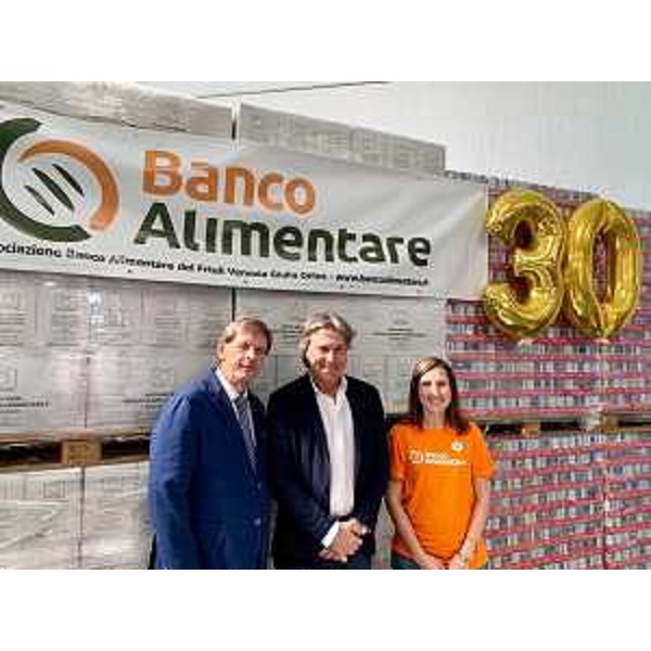 L'assessore regionale alle Attività produttive, Sergio Emidio Bini con il presidente di Banco Alimentare FVG, Paolo Olivo
