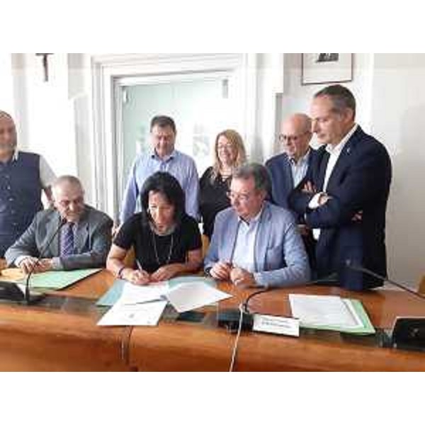 L'assessore regionale Graziano Pizzimenti e il sindaco di Monfalcone, Anna Maria Cisint, mentre firmano l'intesa
