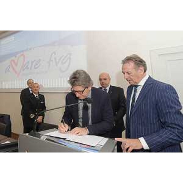 l'assessore regionale alla Difesa dell'Ambiente, Fabio Scoccimarro, interviene alla firma del protocollo per gestire i rifiuti in mare