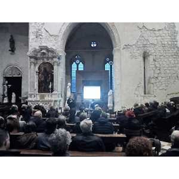 L'assessore regionale Barbara Zilli alla presentazione della guida turistica su Venzone nel duomo.