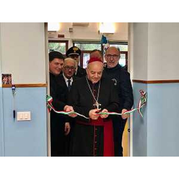 Il vicegovernatore Fvg, Riccardo Riccardi (primo da dx), all'inaugurazione del primo asilo nido di Martignacco; taglio del nastro da parte dell'arcivescovo di Udine, mons. Bruno Mazzocato