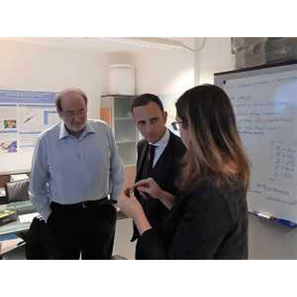 Il governatore della Regione FVG, Massimiliano Fedriga, nel corso della visita ai laboratori della Fondazione italiana fegato