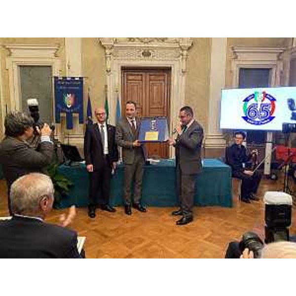 Il governatore del Friuli Venezia Giulia, Massimiliano Fedriga, durante la cerimonia commemorativa per i 65 anni di fondazione dell'Unione degli Istriani, nell'ambito della quale è stato insignito del Vessillo della Libera Provincia, il più alto riconoscimento assegnato dall'associazione.