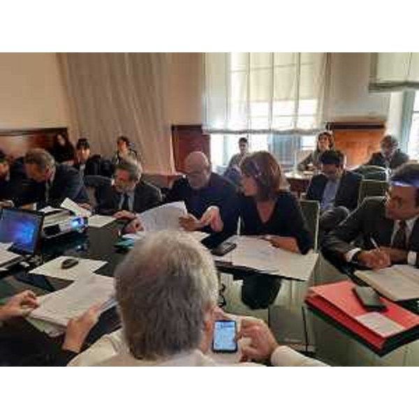 Gli assessori Fvg a Lavoro, Alessia Rosolen, e alla Difesa dell'ambiente, Fabio Scoccimarro (a sx), alla riunione del Tavolo Ferriera a Roma