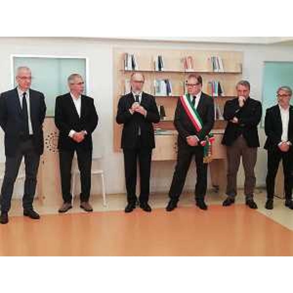 Al centro il vicegovernatore della Regione FVG, Riccardo Riccardi, all'inaugurazione della sala al Cro di Aviano. (Foto Regione FVG)
