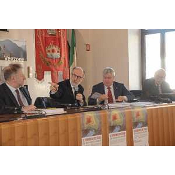 Il vicegovernatore della Regione FVG, Riccardo Riccardi, mentre interviene alla presentazione dei libri sul terremoto del Friuli. (Foto ARC)