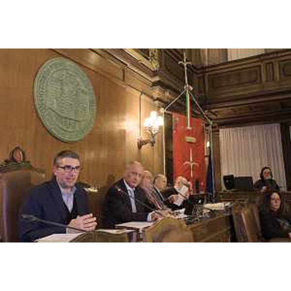 L'assessore Fvg alle Autonomie locali, Pierpaolo Roberti, durante l'audizione in Consiglio comunale a Trieste. (Foto ARC)