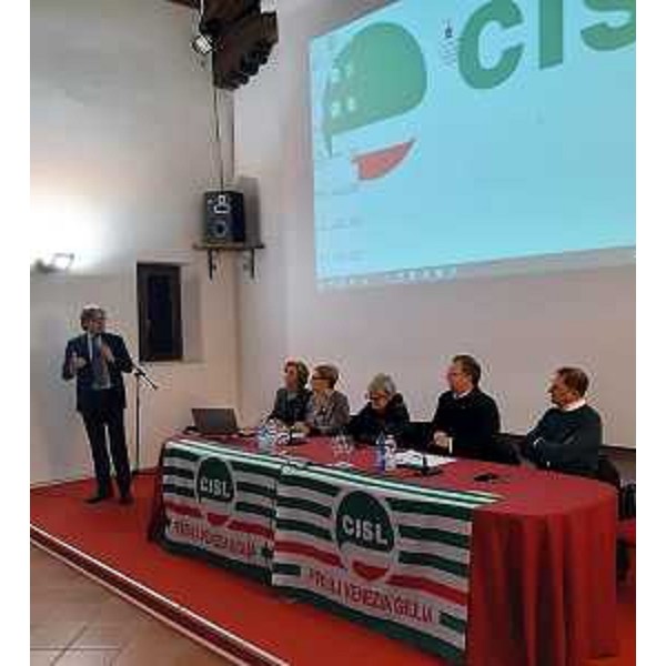 L'assessore regionale, Sergio Emidio Bini, interviene al consiglio della Cisl a Cividale. (Foto Regione FVG)