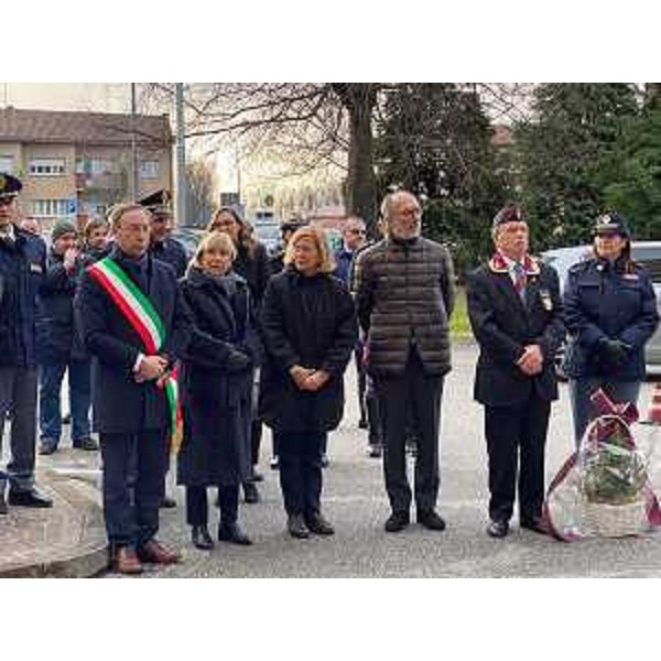 Il vicegovernatore, Riccardo Riccardi, rende omaggio alla lapide commemorativa dei tre agenti caduti a Udine. (Foto ARC Morandini)