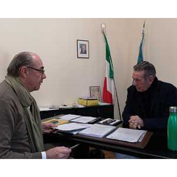 L'assessore regionale alla Difesa dell'ambiente Fabio Scoccimarro (a destra nella foto) con il presidente dell'Allianz Pallacanestro Trieste Mario Ghiacci (Foto Regione FVG)