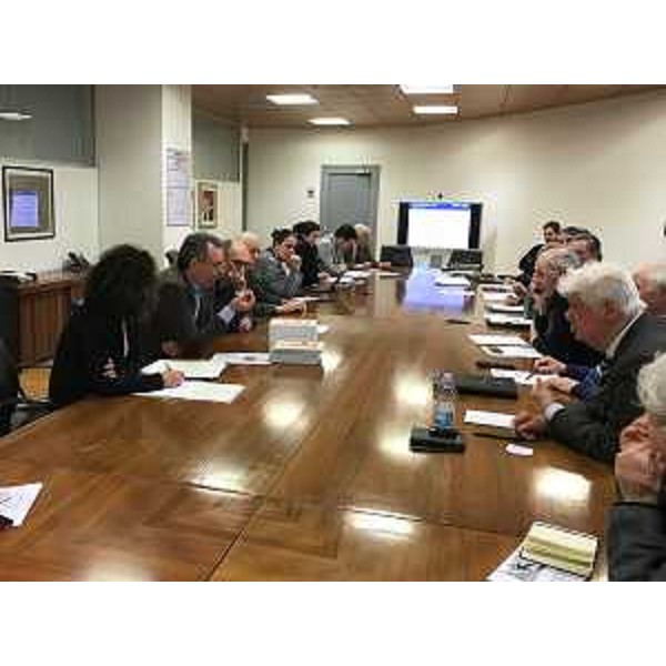 Il tavolo con i membri del Comitato per l'istituzione dell'archivio storico del terremoto riunito oggi a Udine. (Foto ARC Pironio)
