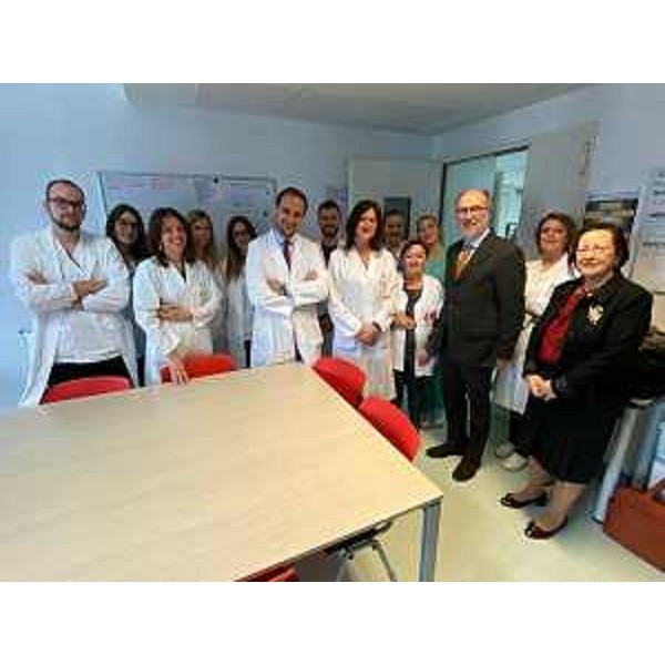 Il vicegovernatore della Regione FVG, Riccardo Riccardi, con gli operatori della Clinica Dermatologica dell'Asugi di Trieste. (Foto Regione FVG)