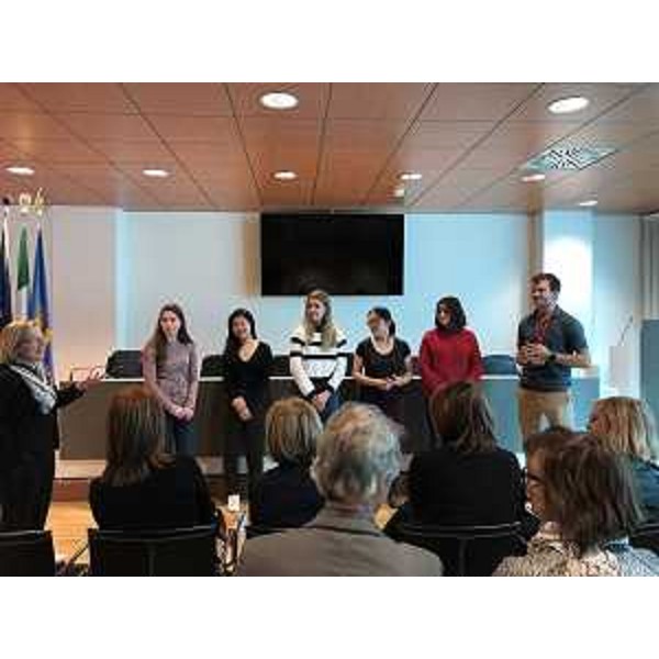 L'incontro tra l'assessore regionale all'Istruzione Alessia Rosolen, dirigenti scolastici e studenti del progetto "Global Teaching Lab" nella sede della Regione a Udine. (Foto Regione FVG)