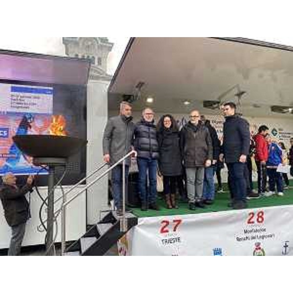 Il vicegovernatore del Friuli Venezia Giulia, Riccardo Riccardi, con gli altri rappresentanti delle istituzioni alla partenza della Torch Run. (Foto ARC Assandri)