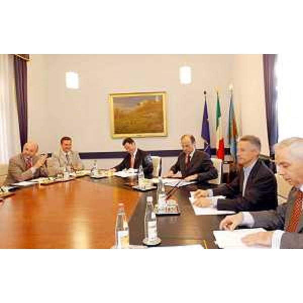La prima riunione della Giunta regionale presieduta da Riccardo Illy, nella sede della Regione a Trieste. (Trieste 24/06/03) 