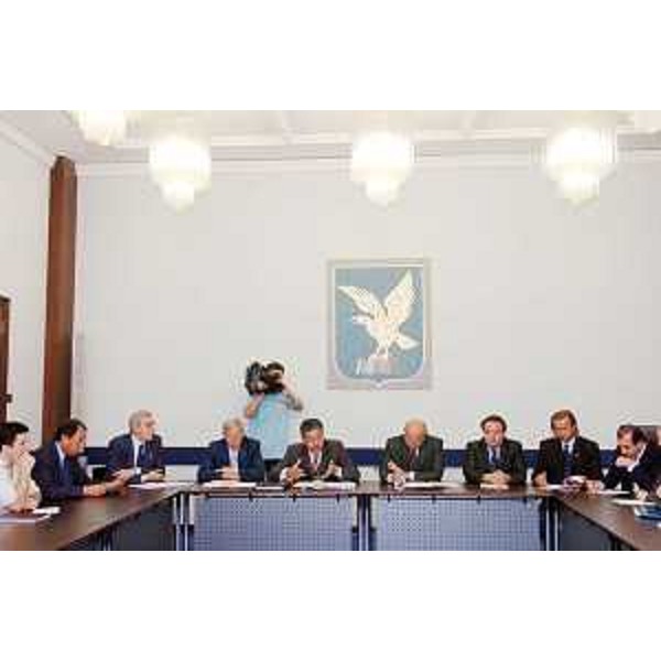 Roberto Antonaz (Assessore regionale Sport) ed Enrico Bertossi (Assessore regionale Attività produttive) in conferenza stampa su "Lignano 2005", nella sede della Regione a Trieste. (Trieste 12/07/05)