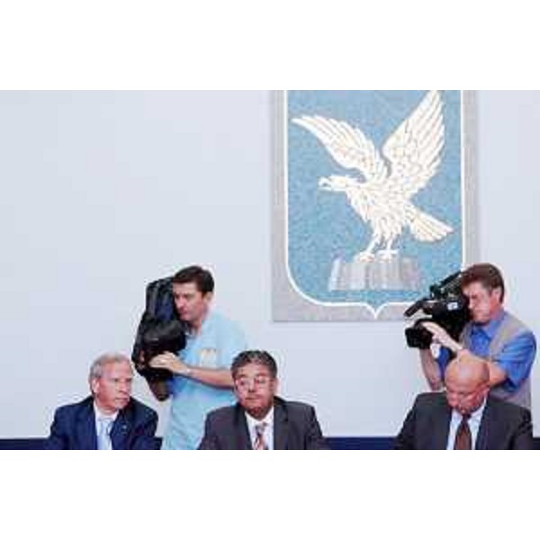 Roberto Antonaz (Assessore regionale Sport) ed Enrico Bertossi (Assessore regionale Attività produttive) in conferenza stampa su "Lignano 2005", nella sede della Regione a Trieste. (Trieste 12/07/05)