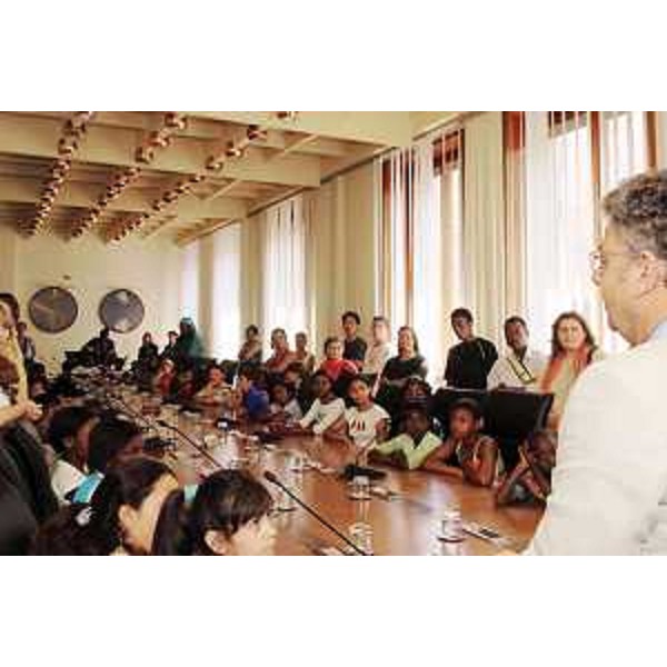 Roberto Antonaz (Assessore regionale Istruzione, Cultura, Sport e Pace) in Consiglio regionale a Trieste con rappresentanti delle Associazioni degli Immigrati. (Trieste 13/07/05)