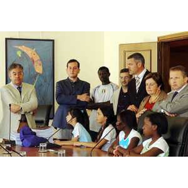 Roberto Antonaz (Assessore regionale Istruzione, Cultura, Sport e Pace) in Consiglio regionale a Trieste con rappresentanti delle Associazioni degli Immigrati. (Trieste 13/07/05)