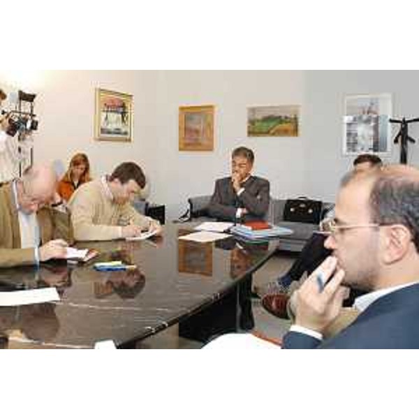 Roberto Antonaz (Assessore regionale Istruzione, Cultura, Sport e Pace) in conferenza stampa. (Trieste 02/10/03)
