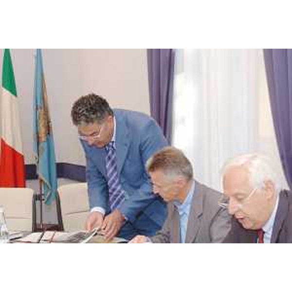 Roberto Antonaz (Assessore regionale Istruzione, Cultura, Sport e Pace), Riccardo Illy (Presidente Friuli Venezia Giulia) e Vittorio Zollia (Segretario generale Regione) nel corso della riunione di Giunta, nella sede della Regione a Trieste. (Trieste 28/07/05)