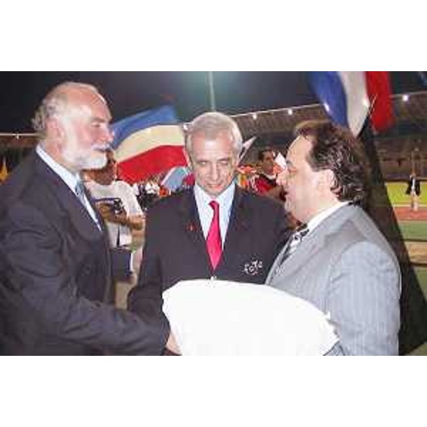 Parigi 2003, Giornate olimpiche della gioventù europea: Silvano Delzotto (Sindaco Lignano) riceve da Jacques Bravo (Presidente Comitato organizzatore Parigi 2003) la bandiera olimpica che sventolerà a Lignano dal 3 all'8 luglio del 2005. (Parigi 02/08/03)
