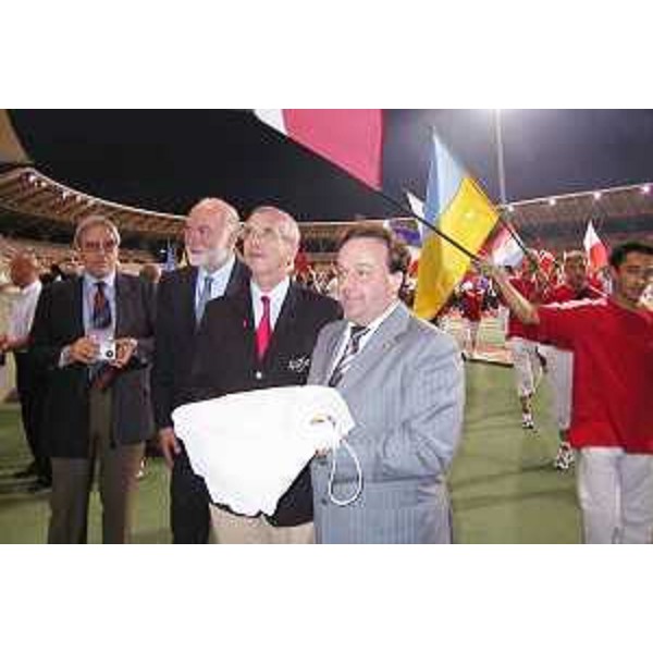 Parigi 2003, Giornate olimpiche della gioventù europea: Silvano Delzotto (Sindaco Lignano) riceve da Jacques Bravo (Presidente Comitato organizzatore Parigi 2003) la bandiera olimpica che sventolerà a Lignano dal 3 all'8 luglio del 2005. (Parigi 02/08/03)