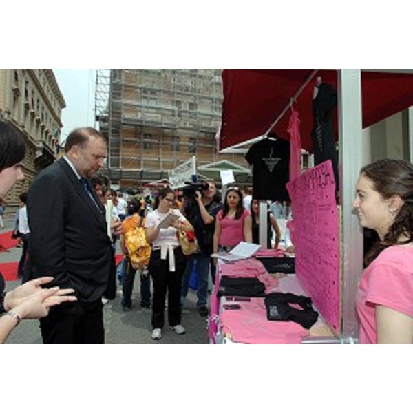 Roberto Cosolini (Assessore regionale al lavoro, formazione, università e ricerca) visita lo stand dell' I.T.C. Deganutti di Udine (TRieste, 27/05/06)