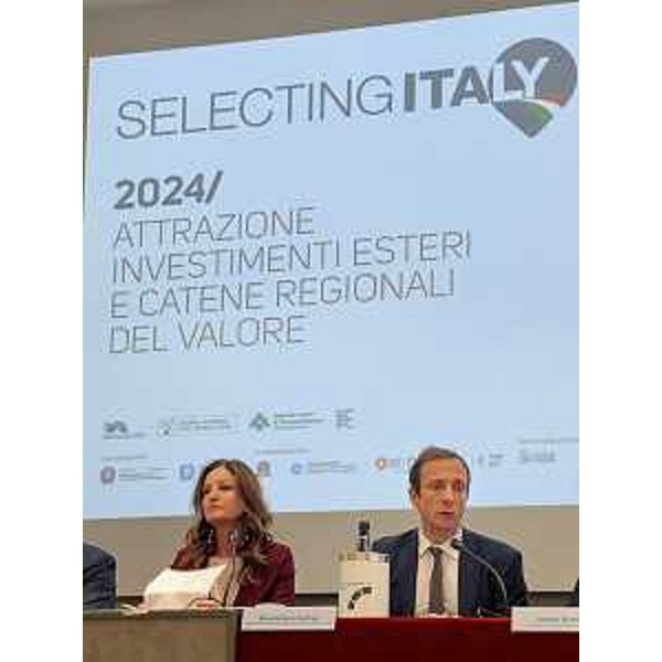 Il governatore del Friuli Venezia Giulia (a destra) durante la presentazione di "Selecting Italy" 2024 - Il governatore del Friuli Venezia Giulia (a destra) durante la presentazione di "Selecting Italy" 2024