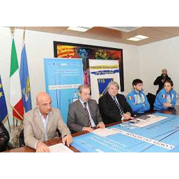 Elio De Anna (Assessore regionale Organizzazione, Personale e Sistemi informativi, delegato Attività ricreative e sportive) nel corso della conferenza stampa di presentazione della Coppa del mondo di Sciabola, a Udine. (Udine 03/12/08)