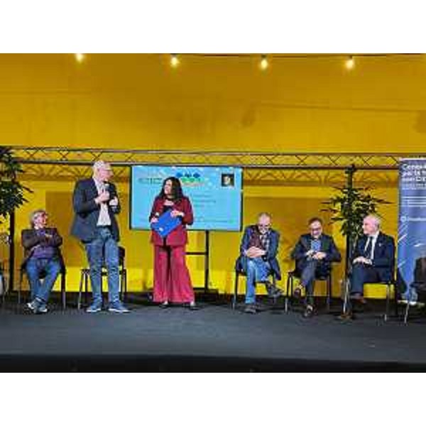 Il palco della premiazione del concorso durante l'intervento del presidente Bordin, secondo da sinistra - Il palco della premiazione del concorso durante l'intervento del presidente Bordin, secondo da sinistra