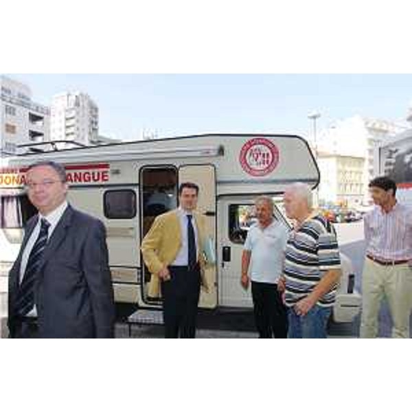 Tesini (Presidente Consiglio regionale) e Beltrame (Assessore regionale Salute) donano sangue presso l'autoemoteca in piazza Oberdan a Trieste. (Trieste 28/06/05)