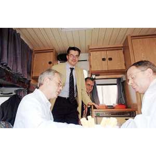 Tesini (Presidente Consiglio regionale) e Beltrame (Assessore regionale Salute) donano sangue presso l'autoemoteca in piazza Oberdan a Trieste. (Trieste 28/06/05)