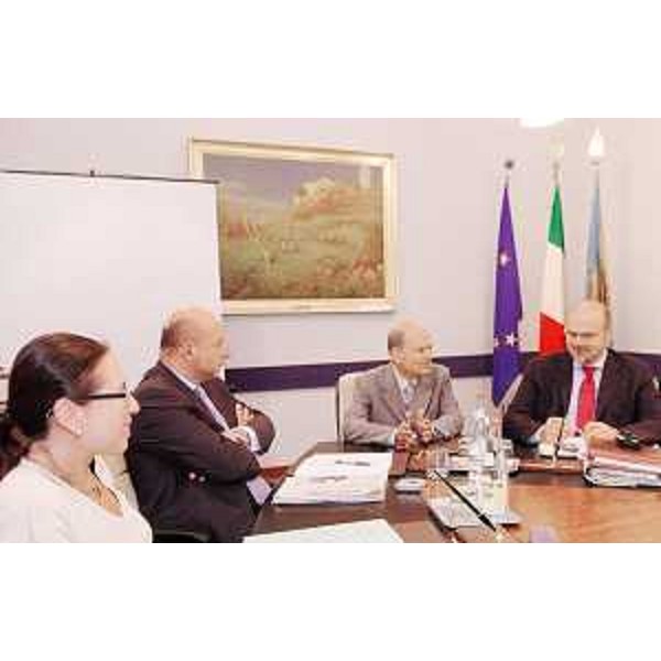 Del Piero (Assessore regionale Finanze), Bertossi (Assessore regionale Attività produttive), Spazzapan (Direttore centrale Ragioneria) e Viero (Direttore generale) in riunione di Giunta regionale. (Trieste 01/07/05)