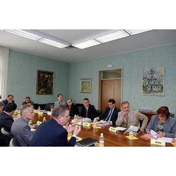 Riccardo Illy (Presidente Regione Friuli Venezia Giulia) illustra ai capigruppo, convocati a Udine da Alessandro Tesini (Presidente del Consiglio Regionale), la bozza di Protocollo d'intesa tra la Regione e il Governo (05/06/06)